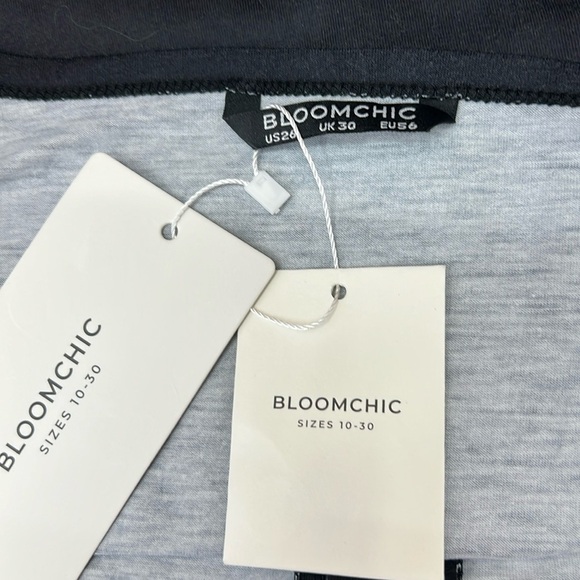 BloomChic Women’s Top Plus Sz 26 Black & White Poly Knit Striped Scoop Neck NWT - Picture 2 of 10